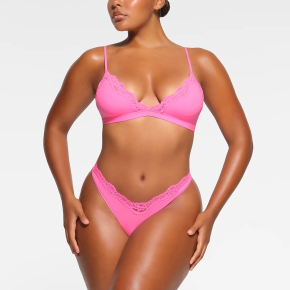 {SKIMS} FITS EVERYBODY LACE TRIANGLE BRALETTE [TAFFY] - Picture 2 of 5